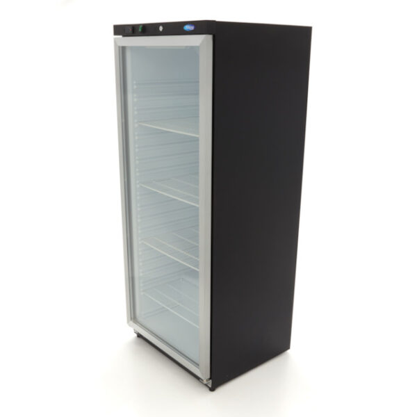 Armadio frigo Maxima 600 L con porta a vetro in lamiera nera, vista di tre quarti