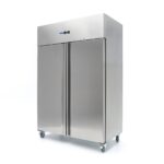 Armadio frigo Maxima da 800 litri in acciaio inox con due porte cieche, su ruote, vista di tre quarti