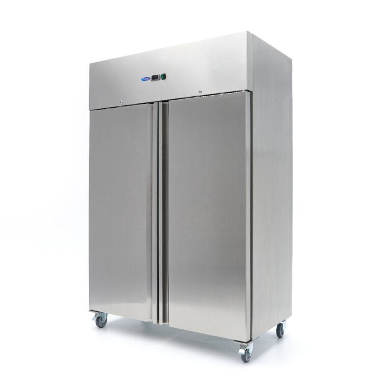 Armadio frigo Maxima da 800 litri in acciaio inox con due porte cieche, su ruote, vista di tre quarti