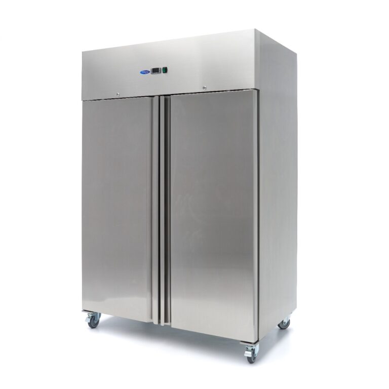 Armadio frigo Maxima GN 2/1 da 1200 litri in acciaio inox con due porte cieche, su ruote, vista di tre quarti