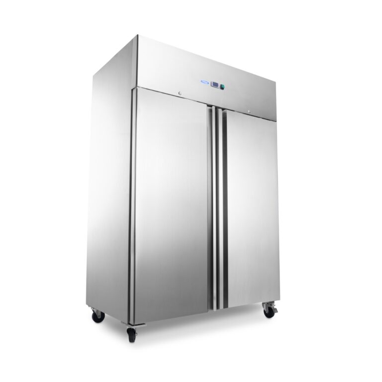 Armadio frigo Maxima GN 2/1 da 1400 litri in acciaio inox con due porte cieche, su ruote, vista di tre quarti