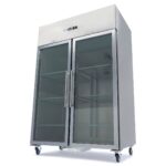 Armadio frigo Maxima GN 2/1 da 1400 litri in acciaio inox con due porte a vetro, su ruote, vista di tre quarti