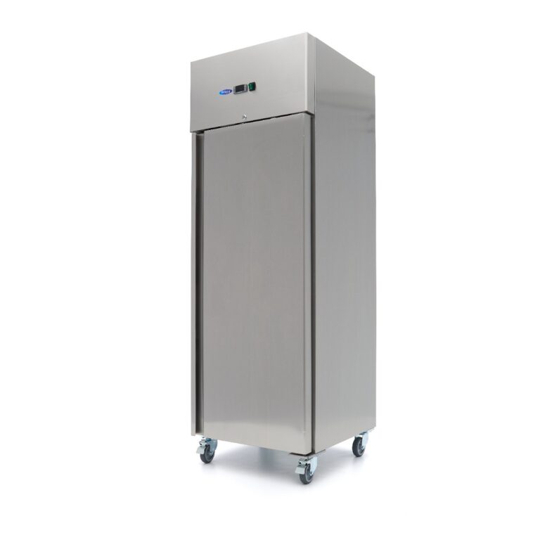 Armadio frigo Maxima GN 2/1 da 400 litri in acciaio inox a porta cieca, su ruote, vista di tre quarti