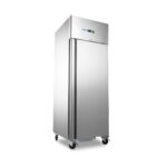Armadio frigo Maxima GN 2/1 da 700 litri in acciaio inox a porta cieca, su ruote, vista di tre quarti